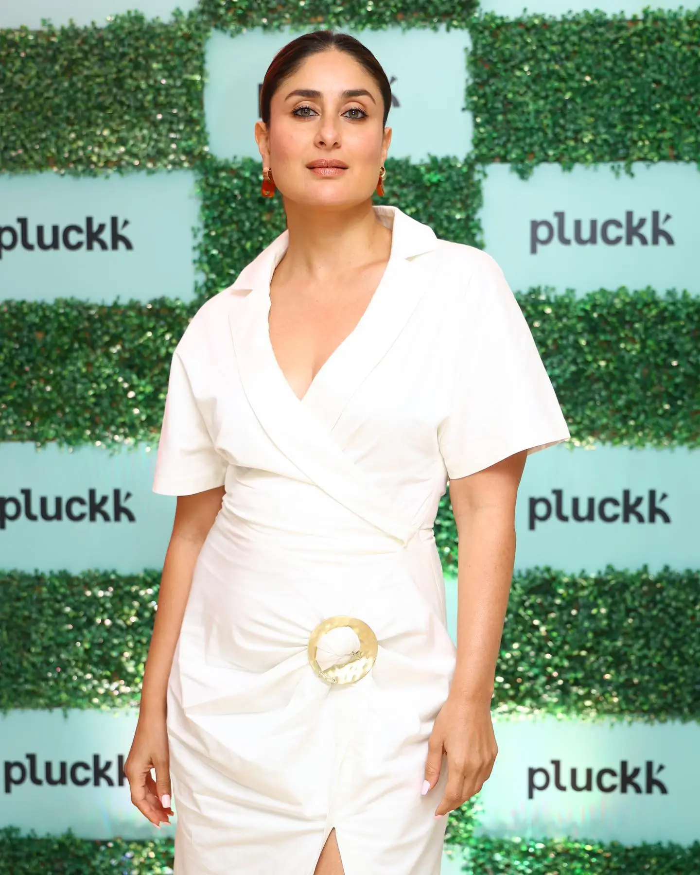 KAREENA KAPOOR KHAN MESMERIZING LOOKS IN BEAUTIFUL WHITE GOWN 3